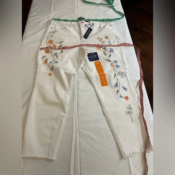 Women's white Bandolino Lizbeth curvy crop floral blouse print Embroidered Jeans - Picture 3 of 16